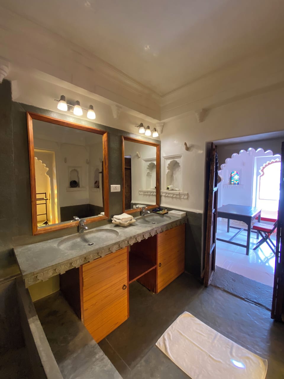 Big Suite | Bathroom | Free toiletries, hair dryer, towels