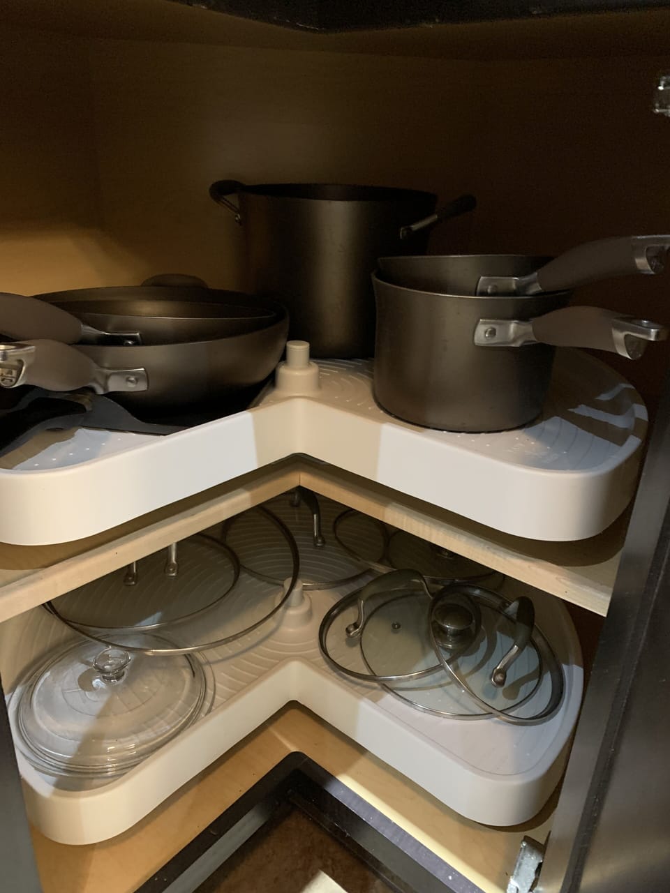 Plenty of pots pans all sizes.