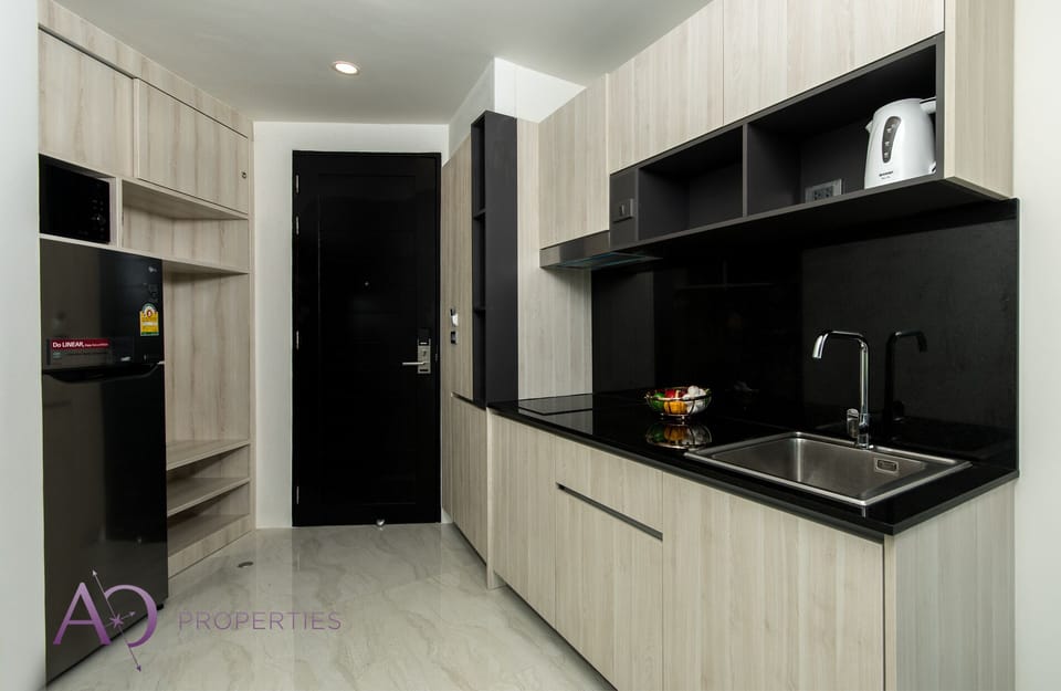 Basic Apartment | Private kitchenette | Fridge, microwave, cookware/dishes/utensils