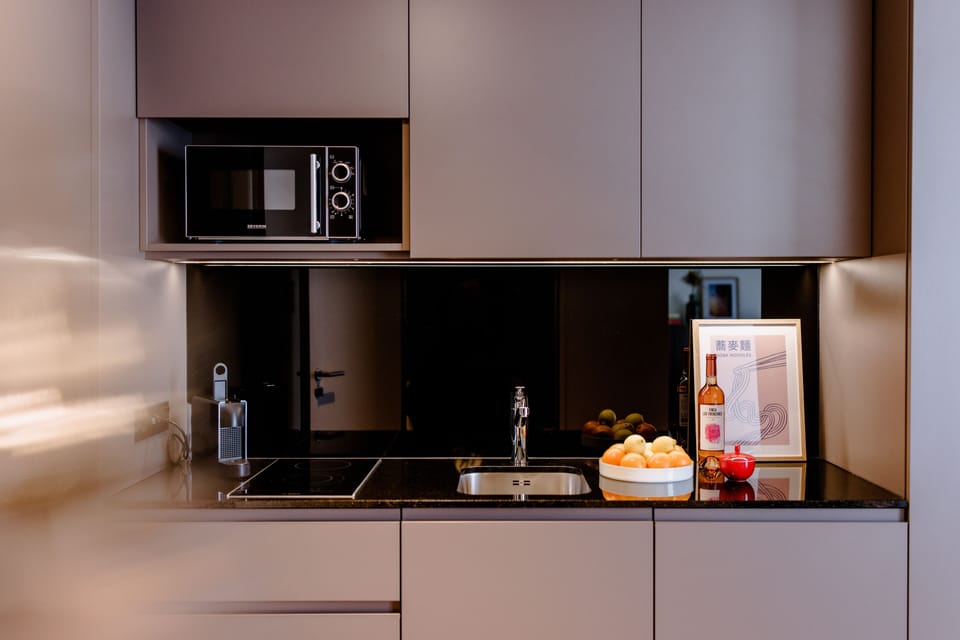 Comfort Studio | Private kitchenette | Mini-fridge, microwave, electric kettle, toaster