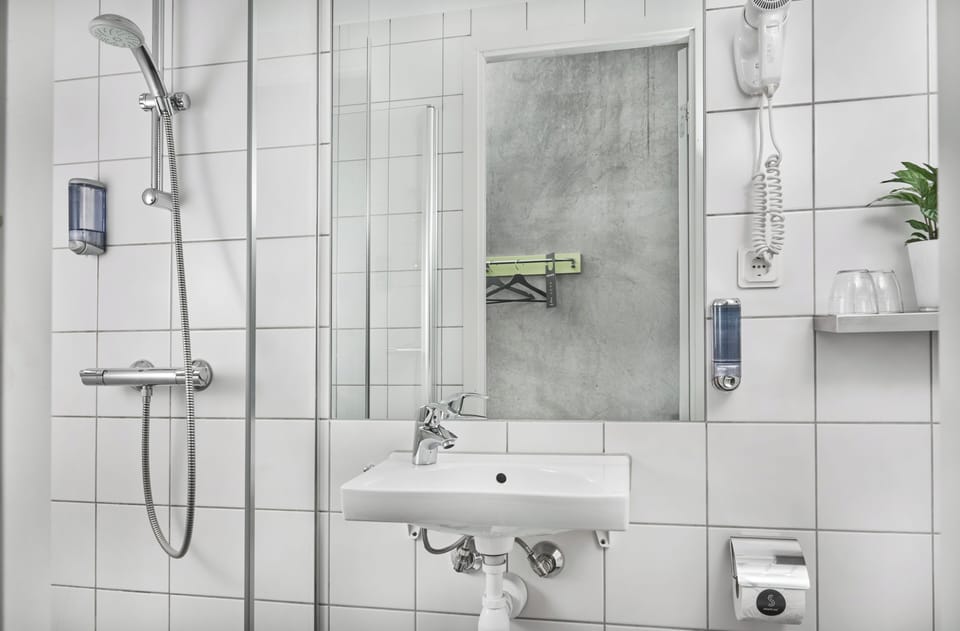 Standard Single Room | Bathroom | Shower, hair dryer, towels