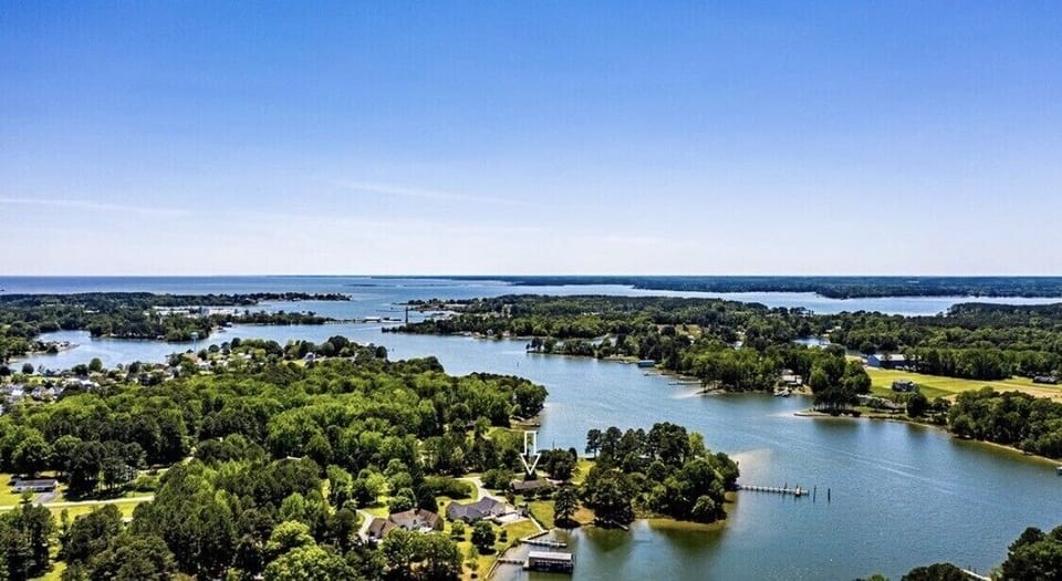 A better view of the house's location off of the Chesapeake Bay