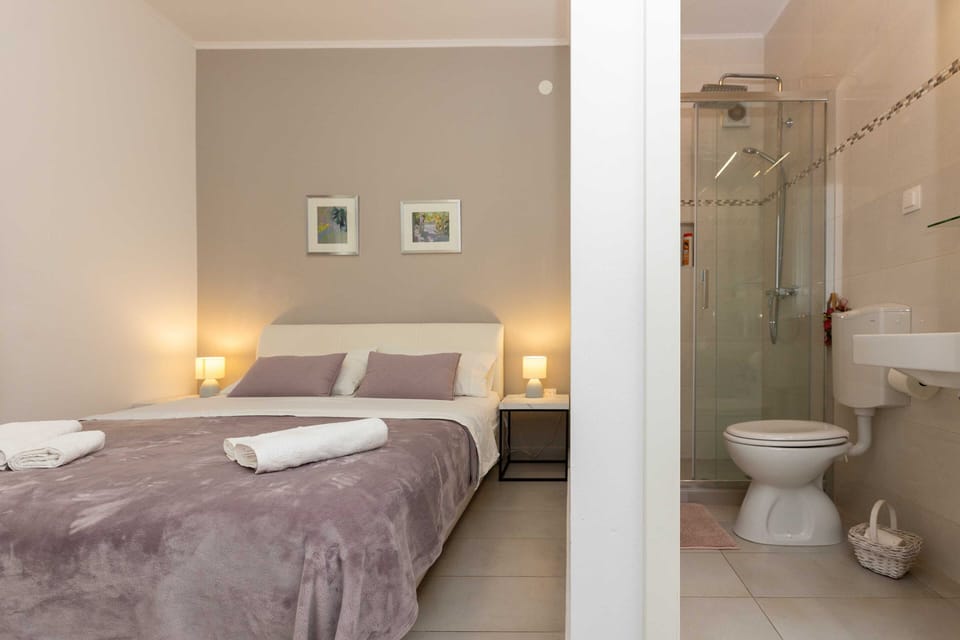 Double Room (Double Room-1) | 2 bedrooms, cribs/infant beds, free WiFi, bed sheets