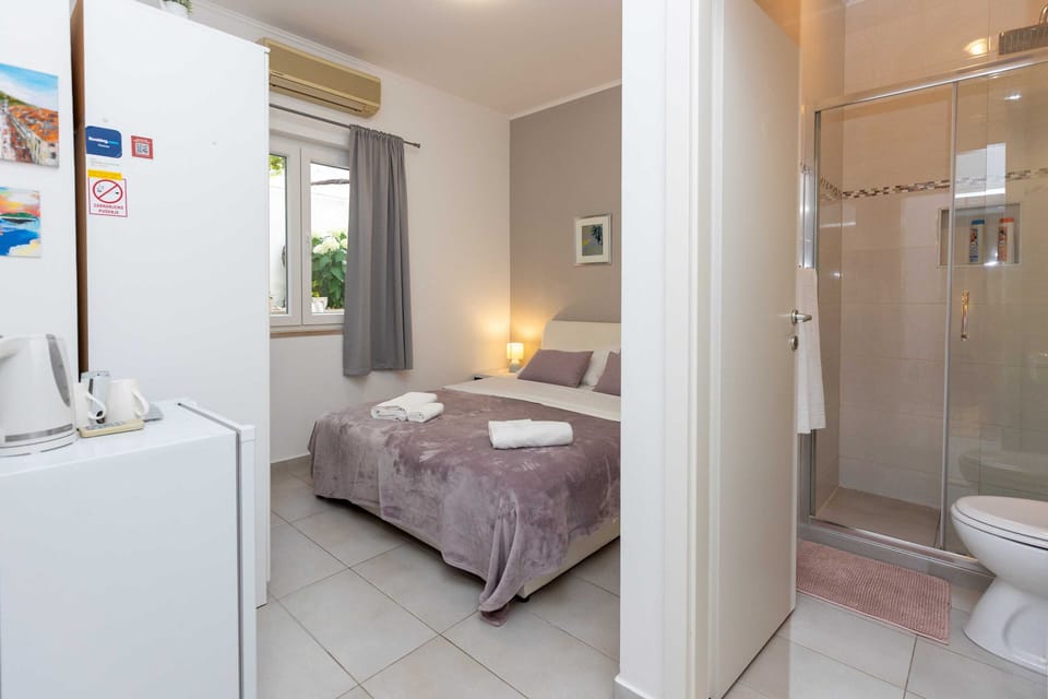 Double Room (Double Room-1) | 2 bedrooms, cribs/infant beds, free WiFi, bed sheets