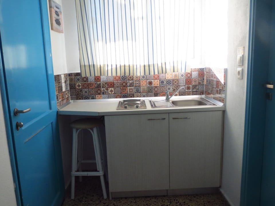 Full-size fridge, stovetop, electric kettle, cookware/dishes/utensils