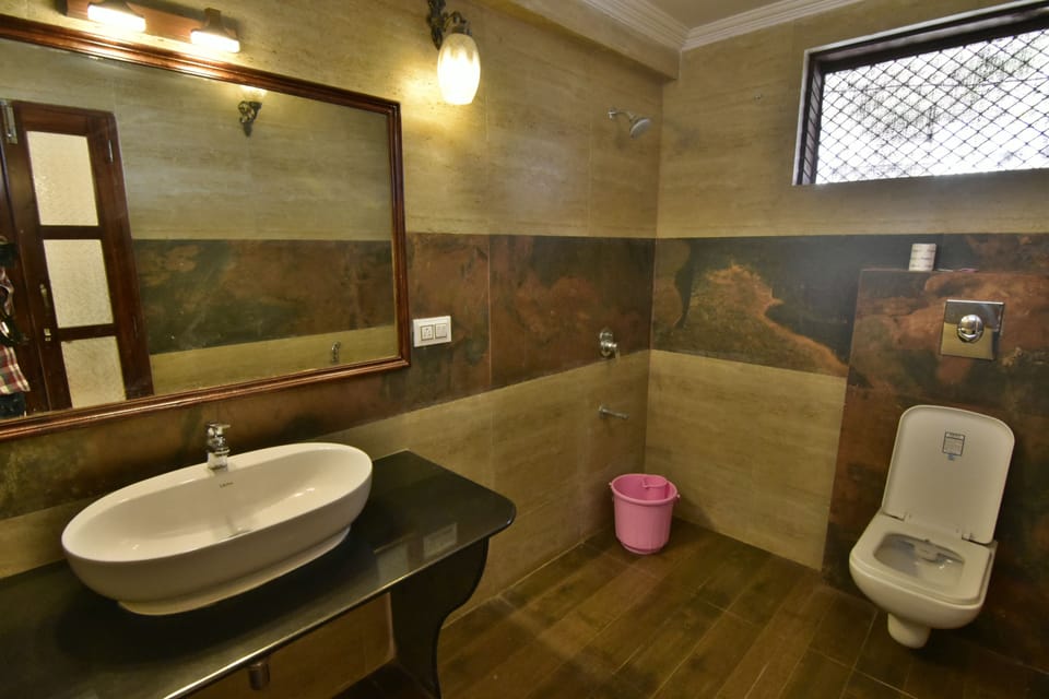 Room (Heritage) | Bathroom | Shower, free toiletries, hair dryer (on request), towels