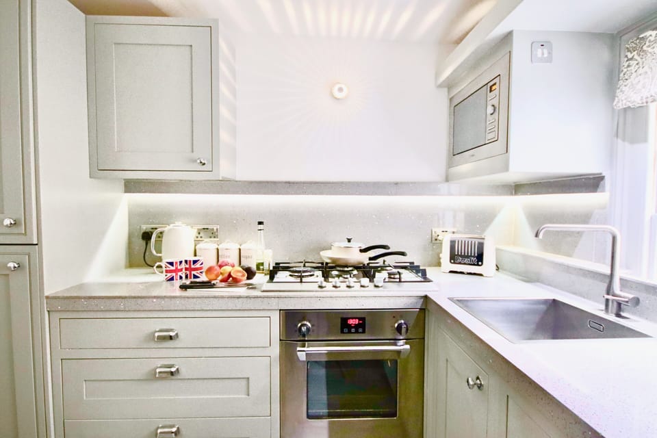 5 ring Gas hob, fridge freezer, Oven, microwave, Washer/Dryer, Kettle, toaster. 