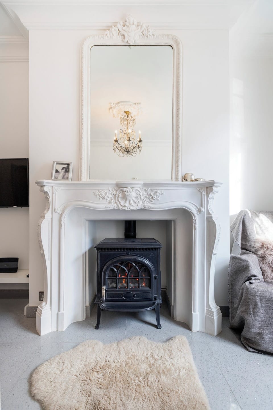 High Ceilings, French Chandliers and mirrors!
