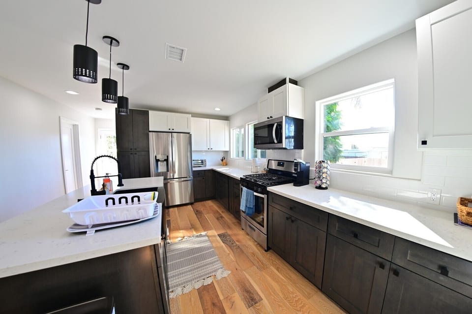  Luxurious Kitchen, with double sink, fridge and stove and oven