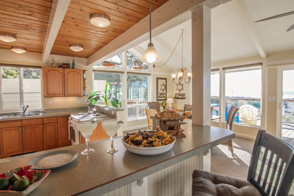 Have a great social hour with your favorite appetizers and drinks.