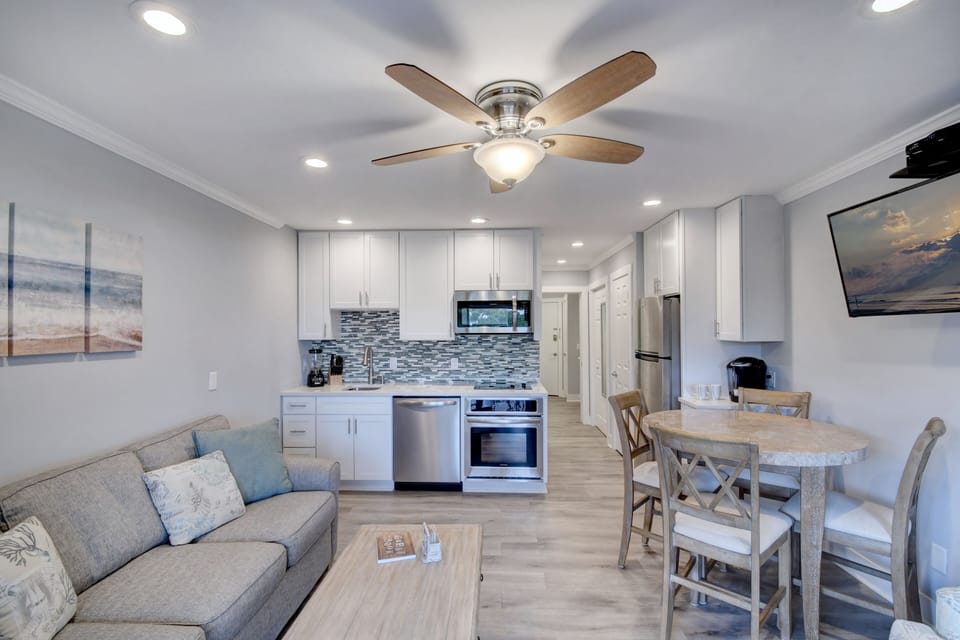 Wonderful living and dining and kitchen area! Ceiling fan and great views!