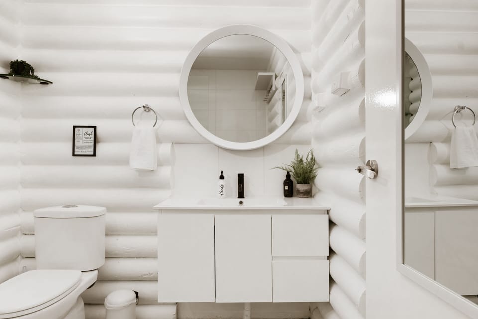 Shower, rainfall showerhead, free toiletries, hair dryer