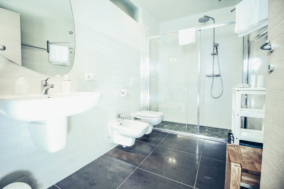 Comfort Double Room & Spa | Bathroom | Shower, rainfall showerhead, free toiletries, hair dryer