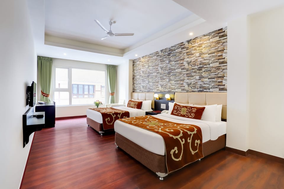 Fern Club Room | In-room safe, iron/ironing board, WiFi (free), bed sheets
