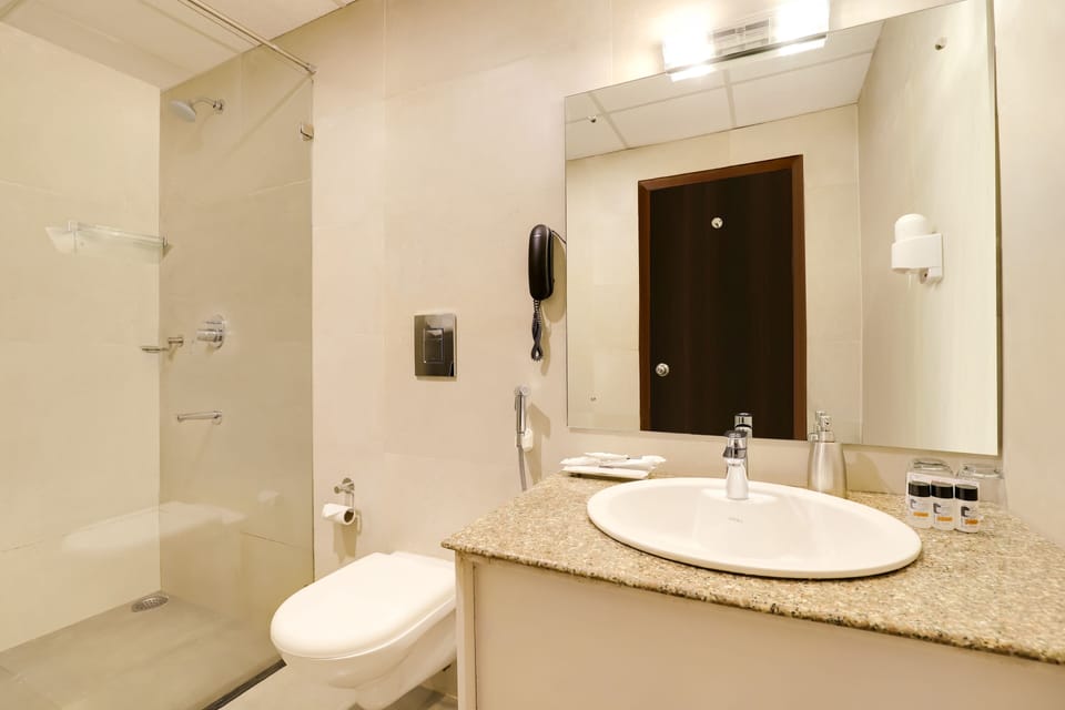 Fern Club Room | Bathroom | Shower, free toiletries, towels