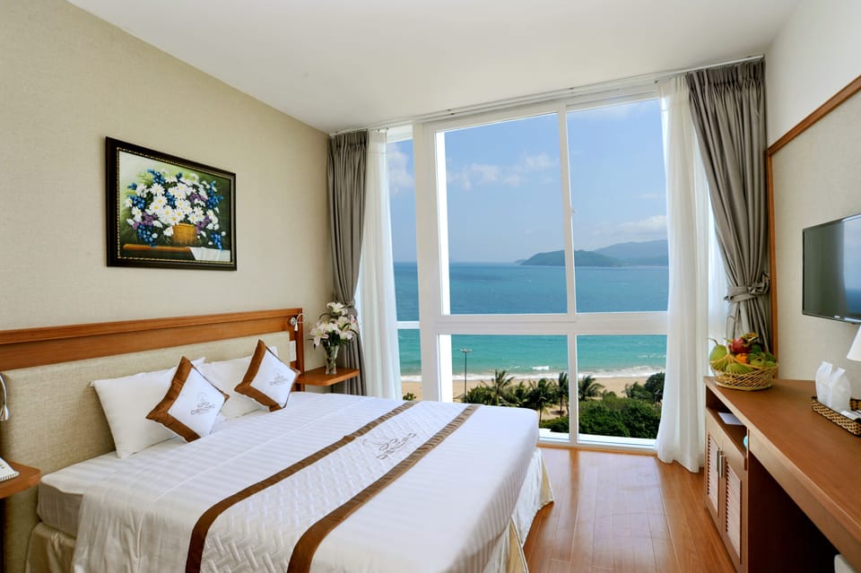 Senior Room, Sea View | Minibar, in-room safe, desk, blackout drapes
