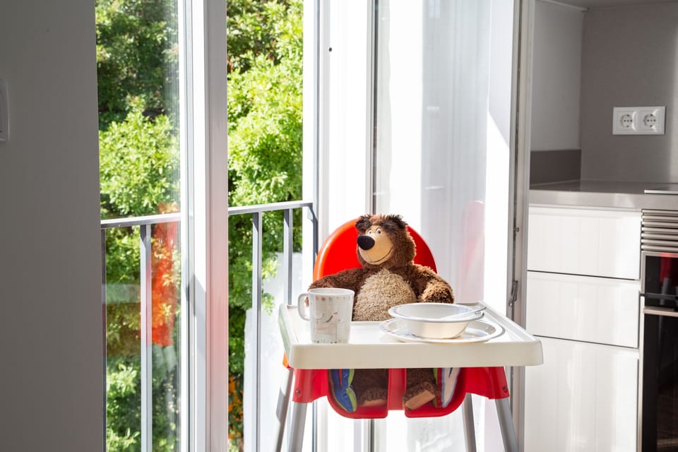 WHEN KIDS COME... high chair and set of plates