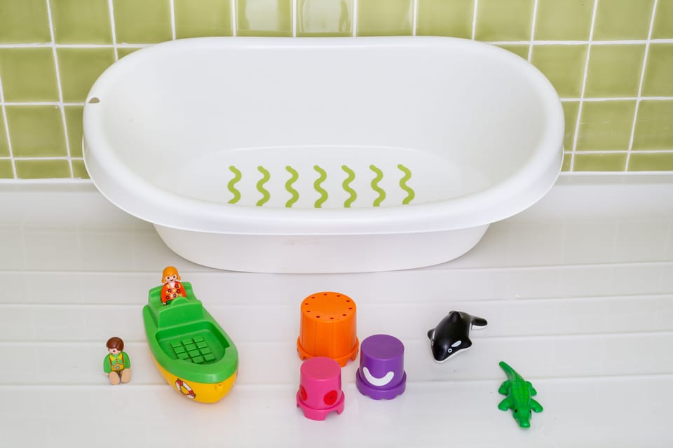 WHEN KIDS COME.... bathtub and bath towel special for the little ones