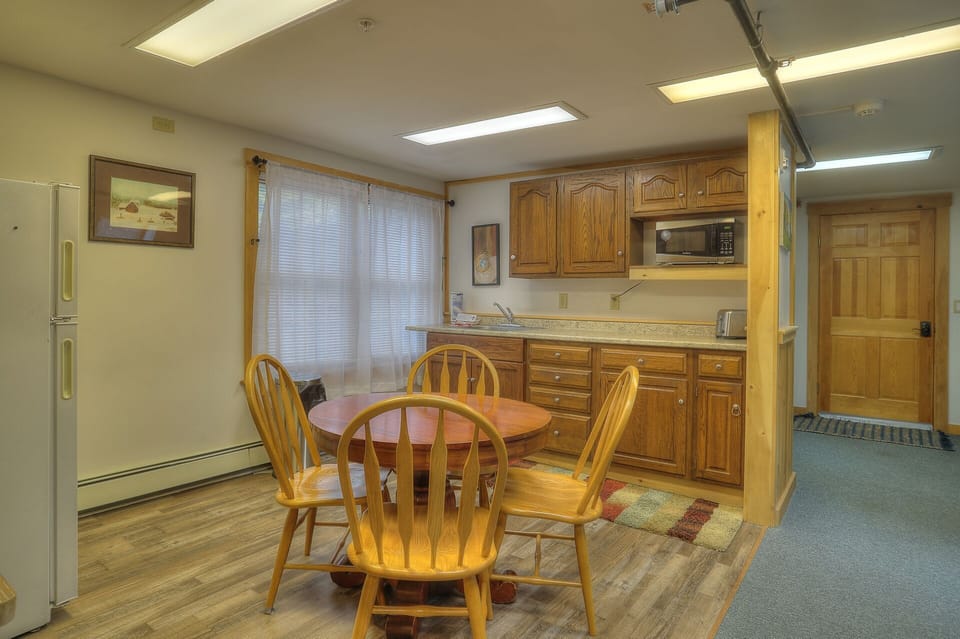 Kitchen & Table for 4