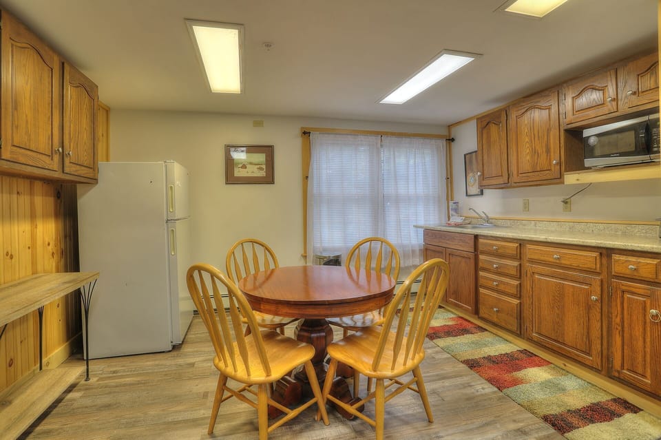 Kitchen & Table for 4