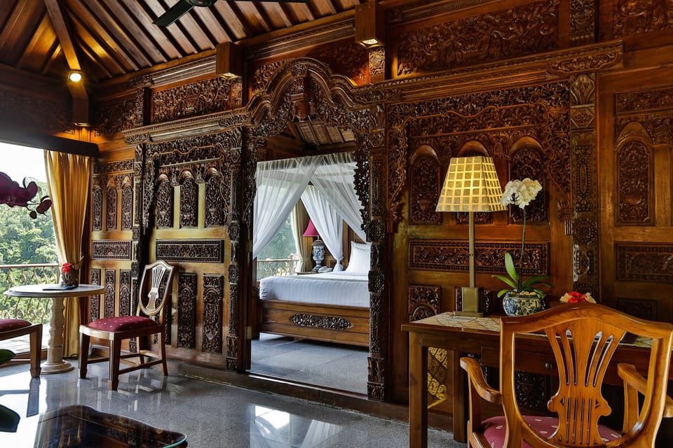 River Hillside Villa | Living area | 42-inch Smart TV with satellite channels, fireplace