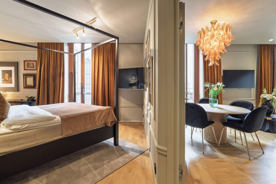 Junior Suite | Hypo-allergenic bedding, down comforters, minibar, in-room safe