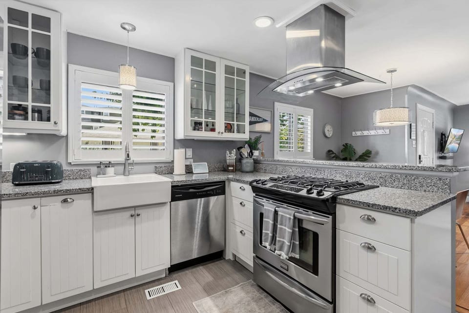 Kitchen with Heart — Beautifully appointed and fully equipped, this space blends charm and function for effortless culinary moments. 🥂✨