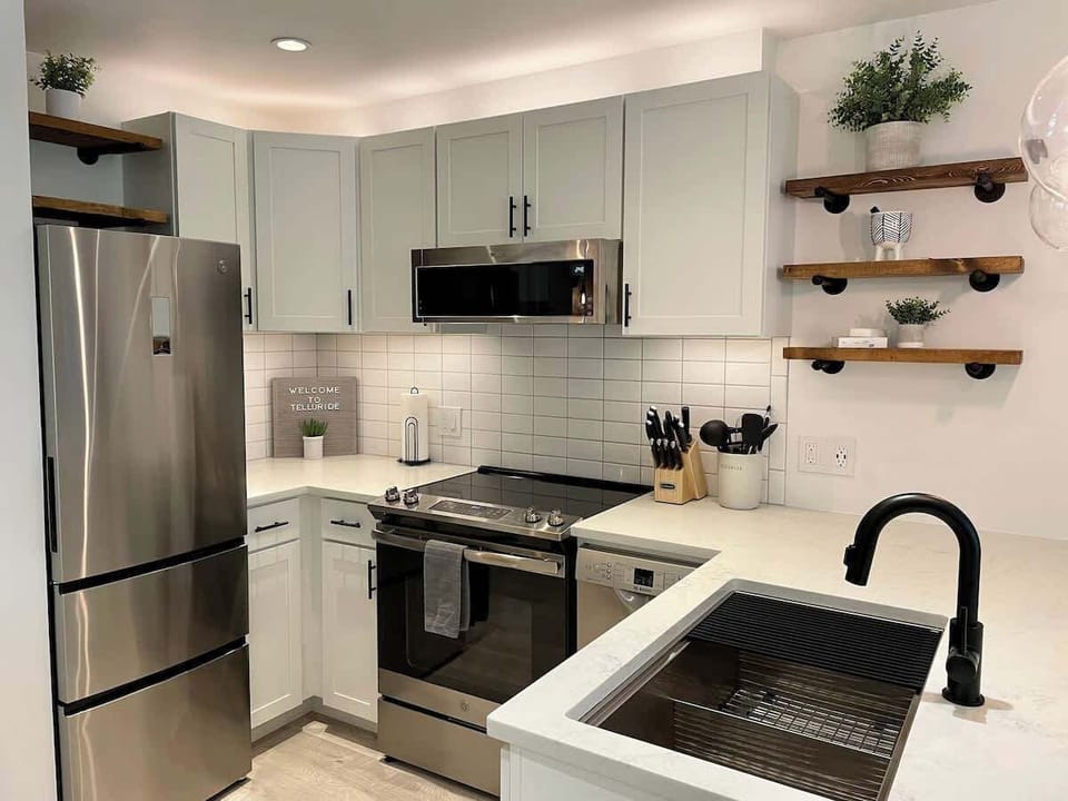 Fully equipped, recently renovated kitchen.