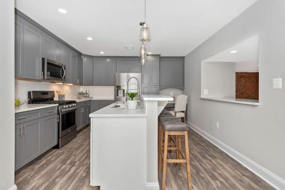 KITCHEN - barstools and kitchen bar, drip coffee machine, open air feeling.