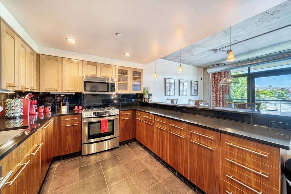 Open & Inviting – Cook, dine, and entertain in this bright, modern space.
