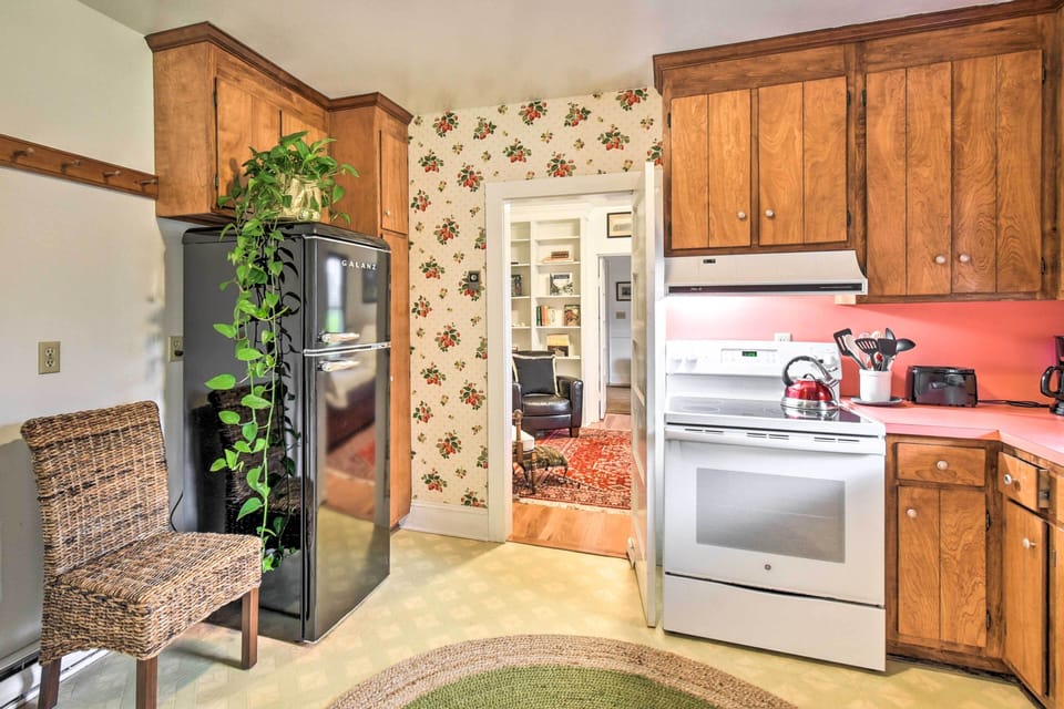 Fully Equipped Kitchen | Coffee Maker | Toaster | Dishware/Flatware