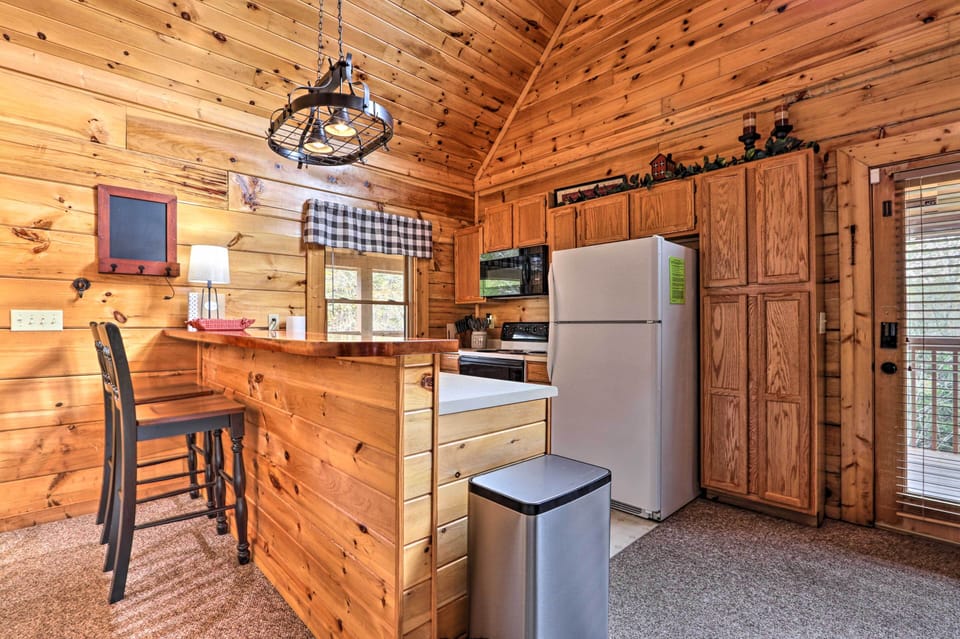 Fully Equipped Kitchen | Dishware & Silverware
