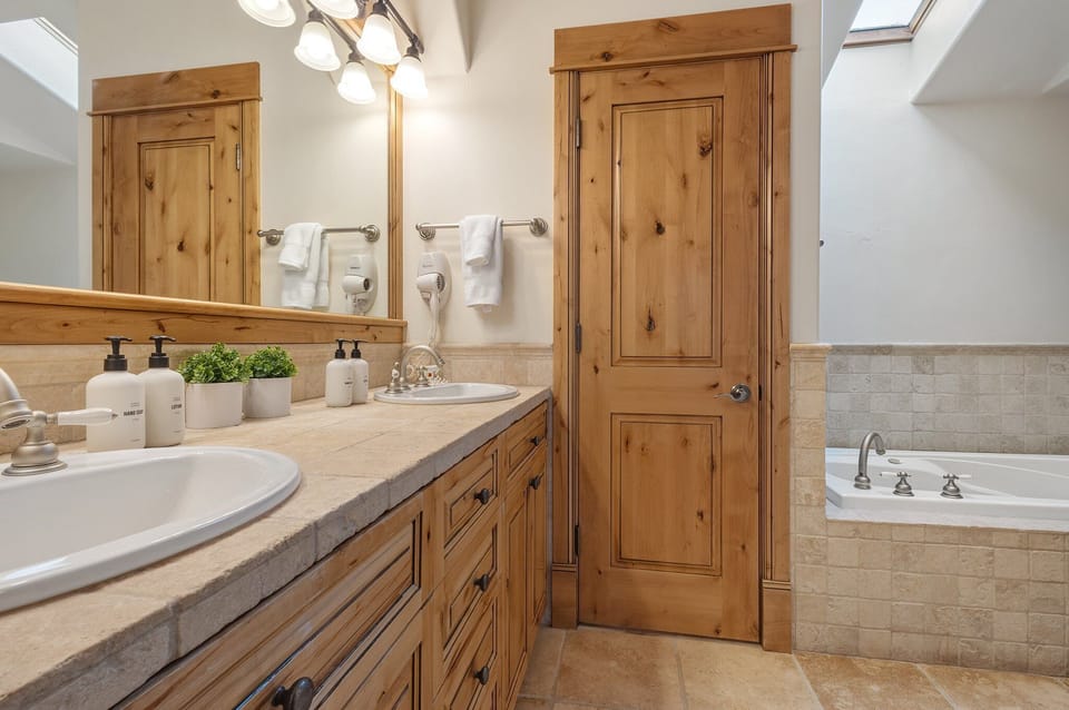 Spacious with lots of natural light, this ensuite offers guests a place to relax and unwind after a fun day in the mountains.