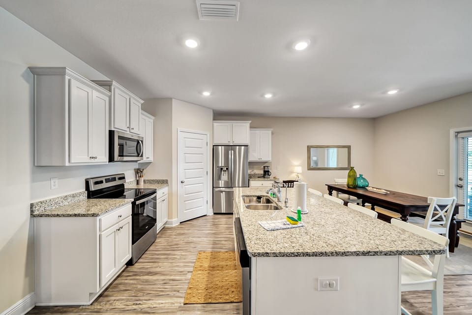 Fully stocked kitchen with all major appliances