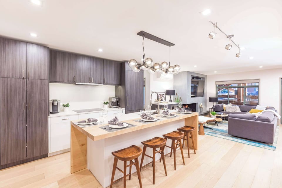 Dining seating for four people