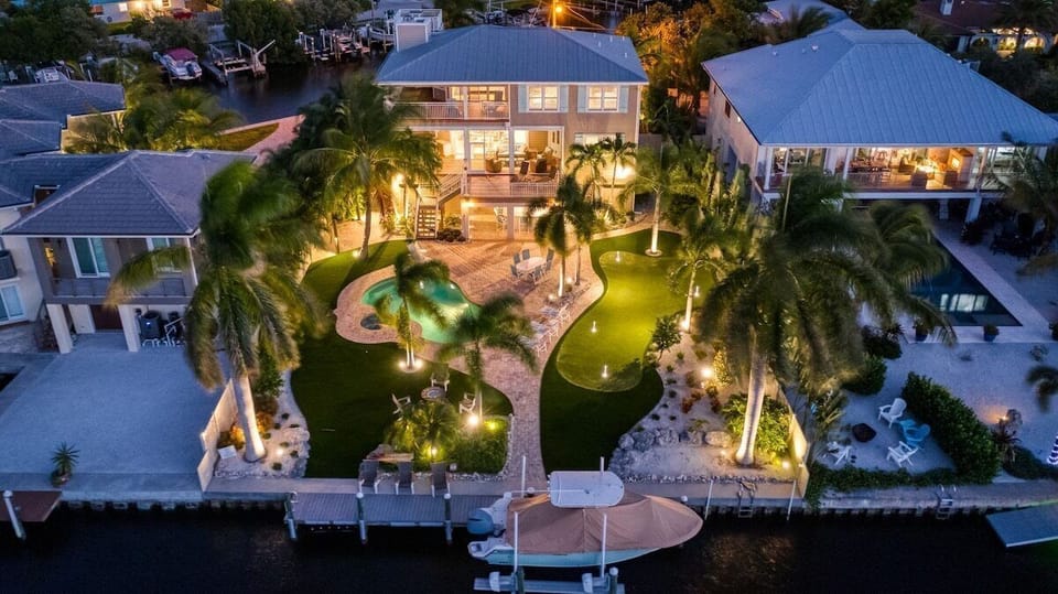 Canal front with easy access to gulf