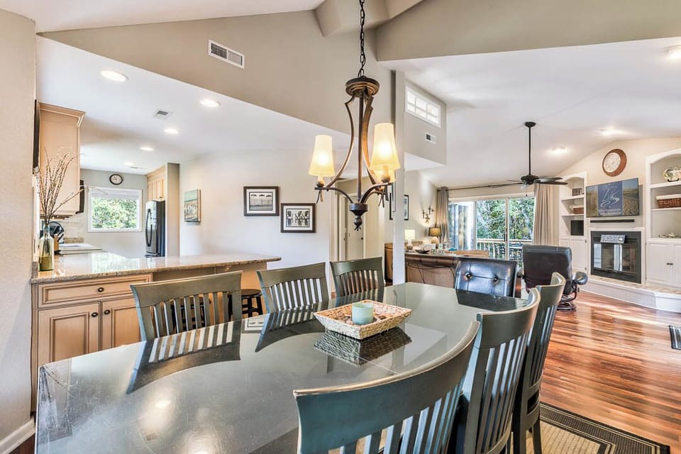Top-Level Dining Room with Table (seats 8)