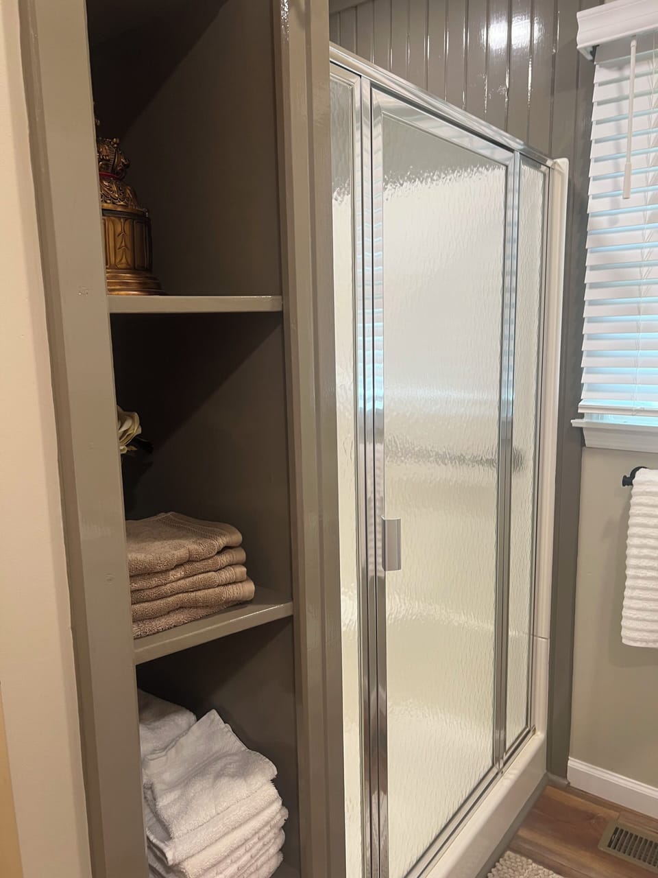 Full size hallway bath with shower