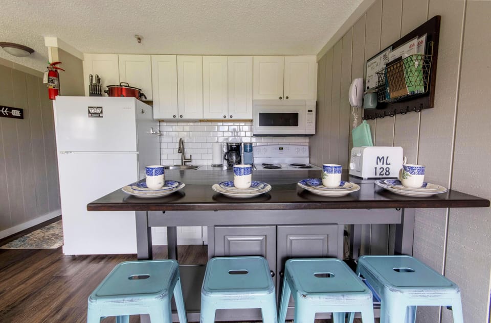 The kitchen island sits four people.