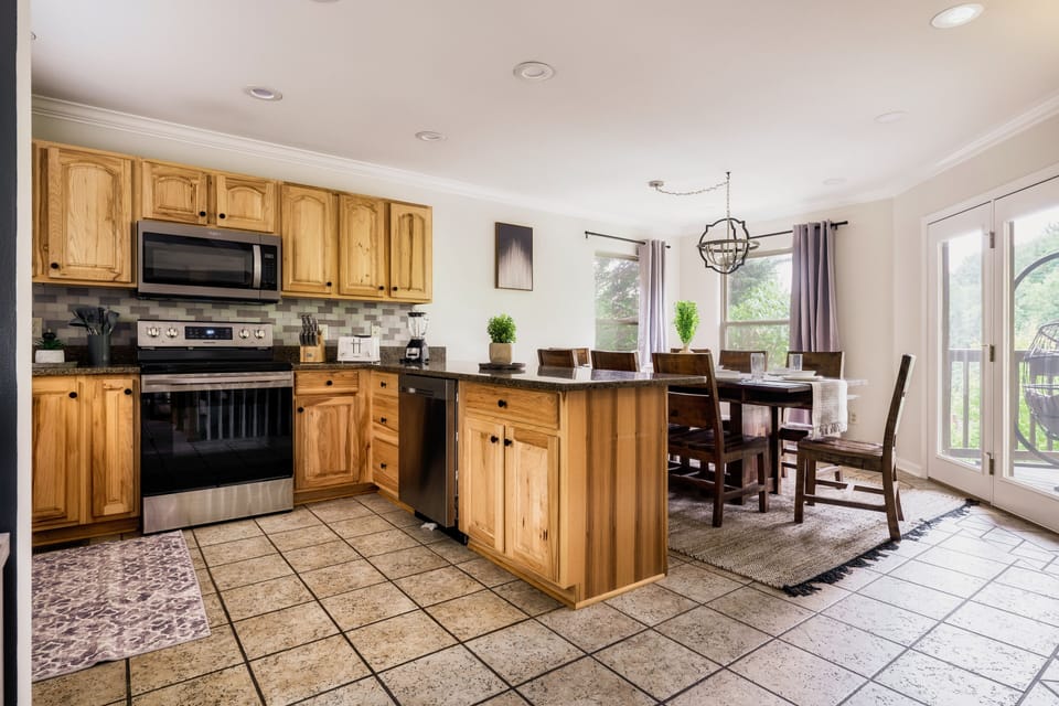Full kitchen stocked with all the things you need. 
