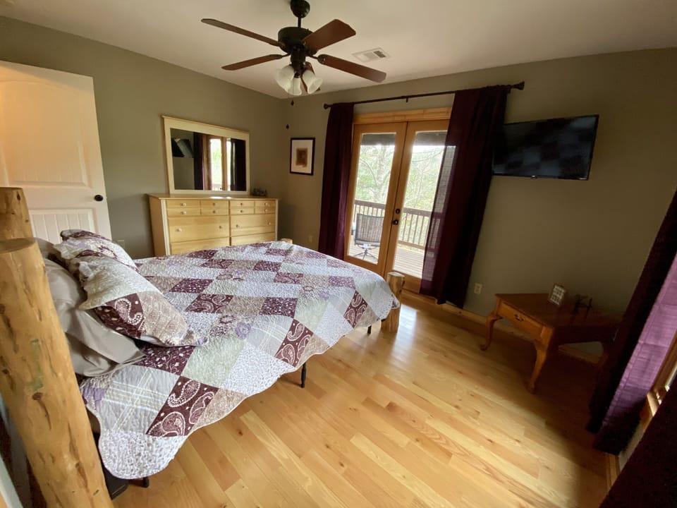 Upper level Queen bedroom 