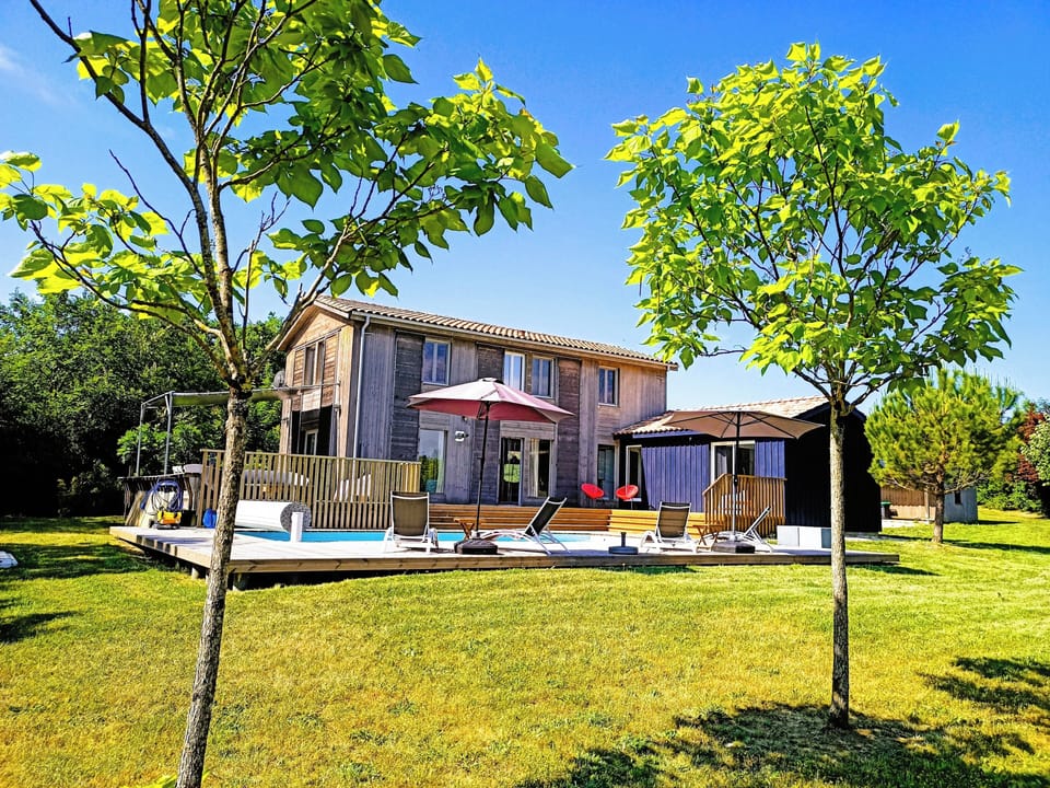 a maison en bois, inspirée des séchoirs à tabac du Lot-et-Garonne