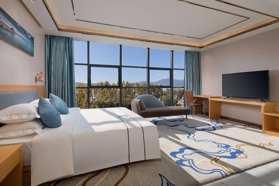 Comfort Room, 1 King Bed, Non Smoking | Minibar, iron/ironing board, WiFi (free), bed sheets