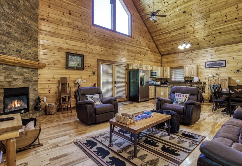 Cabin in the Smoky Mountains "The Bear Cubs" - Living room and kitchen