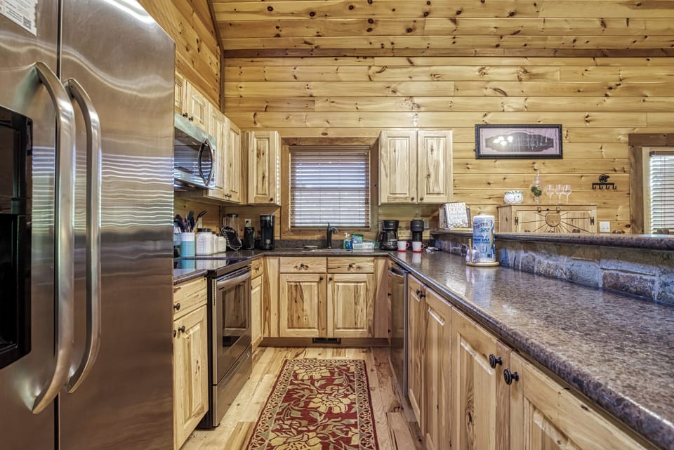 Cabin in Pigeon Forge "The Bear Cubs" - Fully furnished kitchen with stainless steel appliances