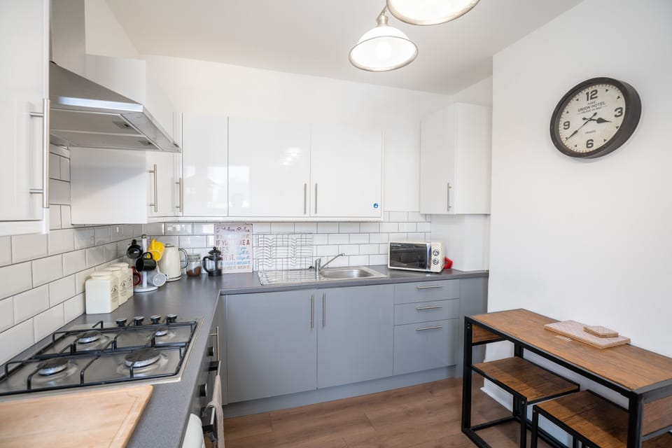 Standard Apartment | Private kitchen | Fridge, microwave, oven, stovetop