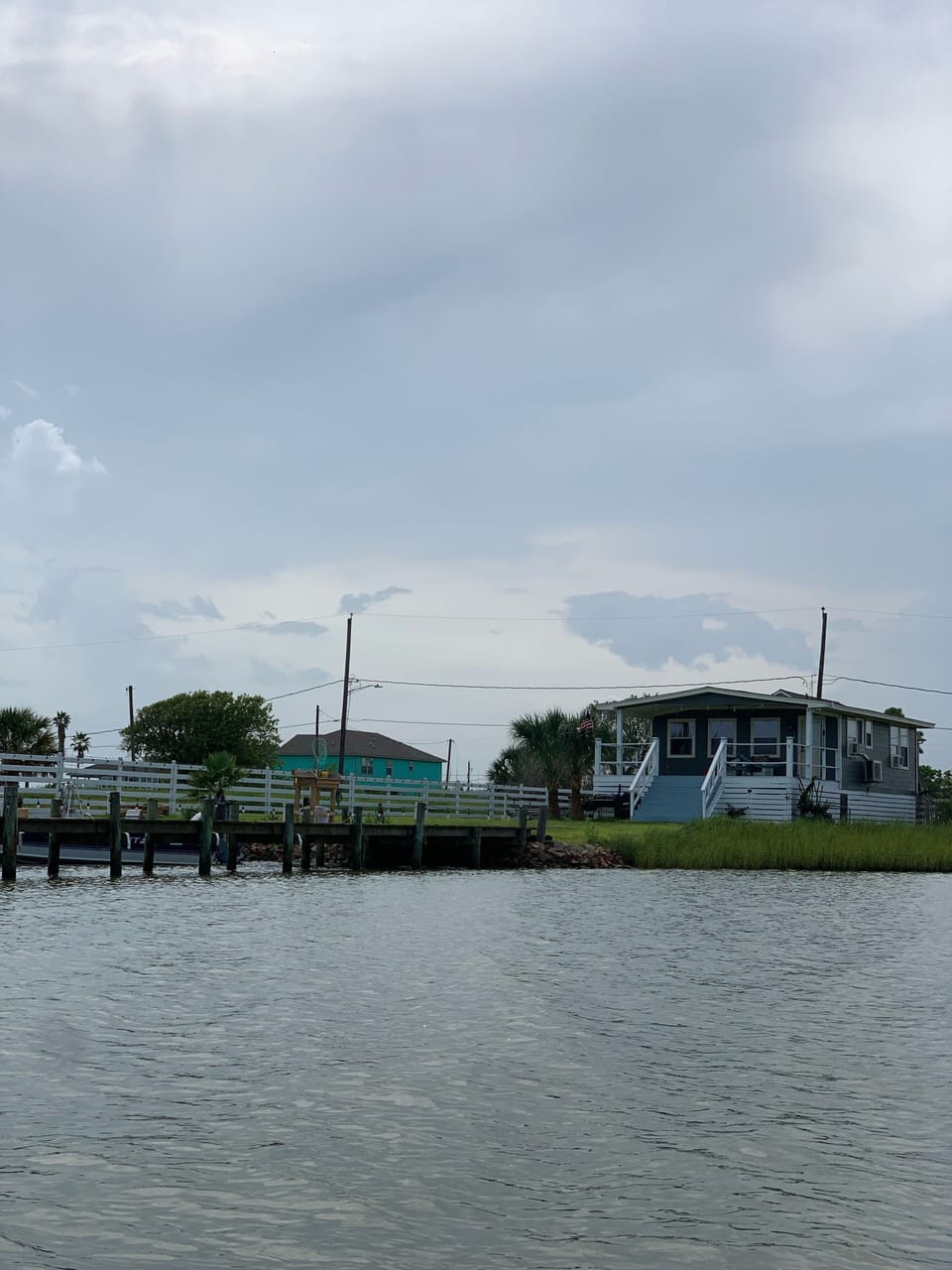 House has no neighbors on both sides ... for some peace and quiet time...
