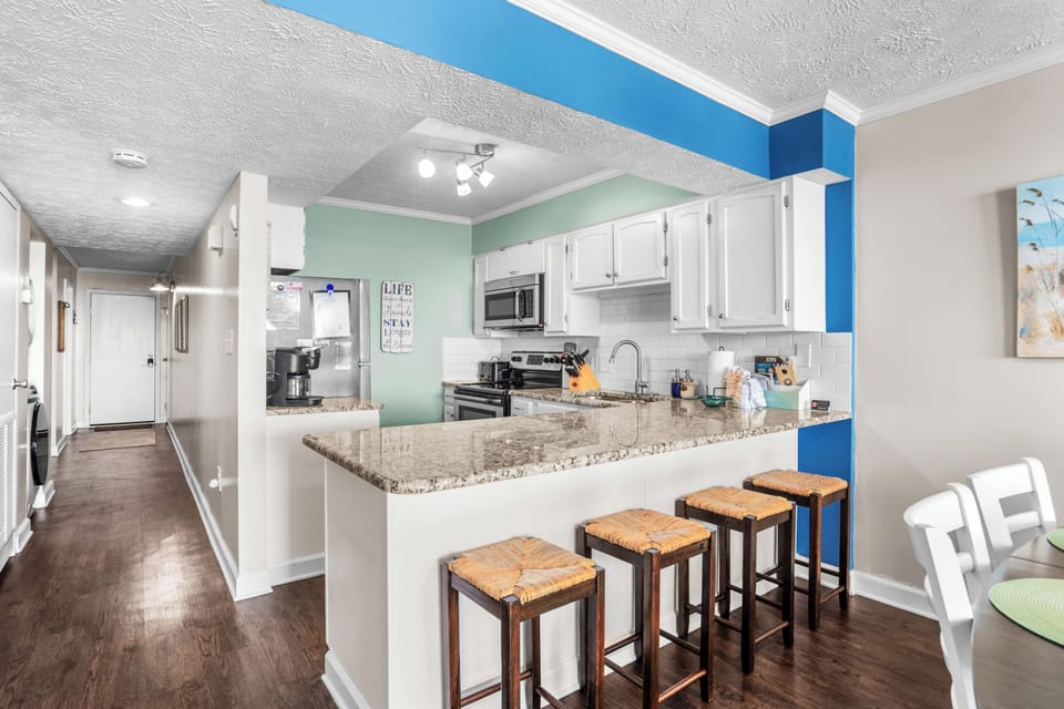 Fully Stocked Kitchen and Extra Seating