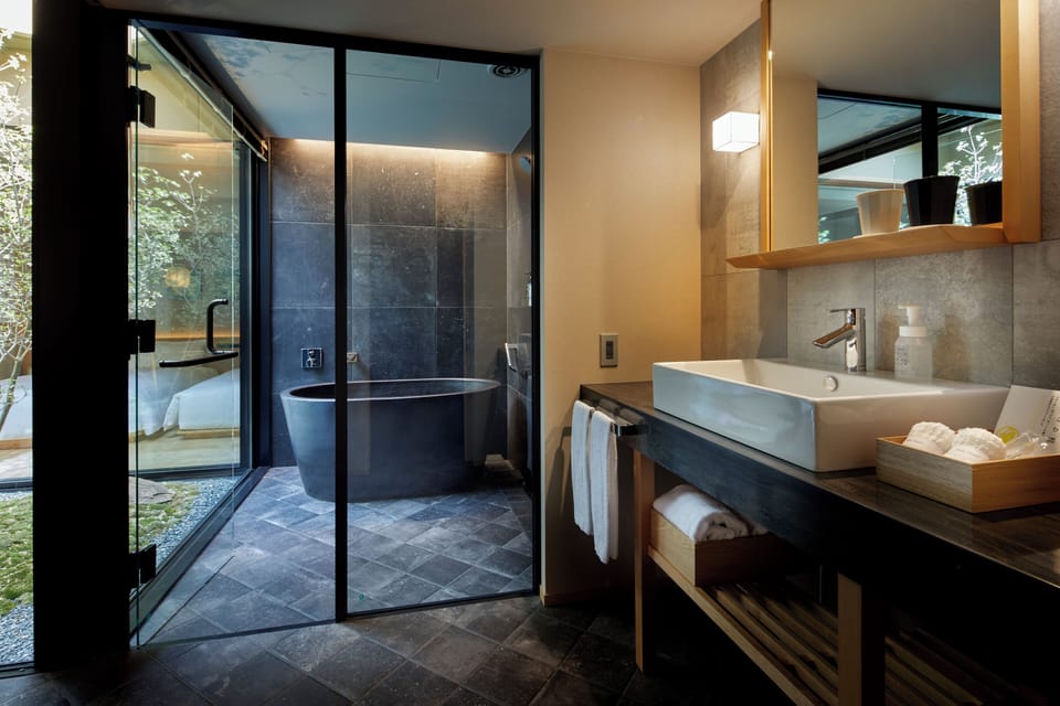 Premier Suite, Non Smoking (64 square meters) | Bathroom | Free toiletries, hair dryer, slippers, bidet