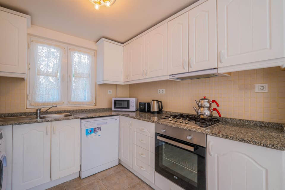 Deluxe Villa | Shared kitchen | Full-size fridge, microwave, oven, stovetop